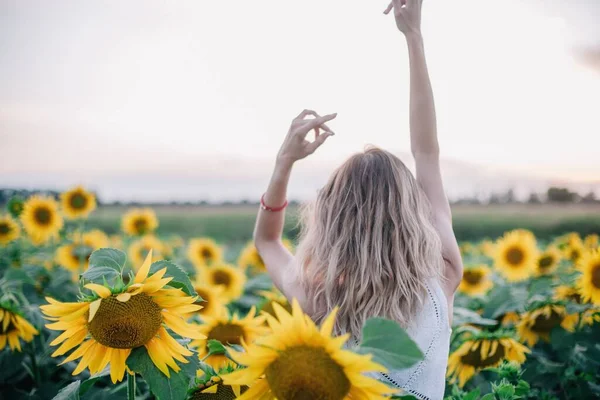 Uma Menina Jovem Delgada Com Cabelo Solto Uma Camiseta Fica — Fotografia de Stock