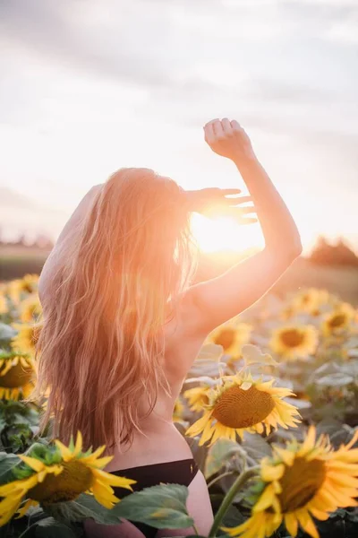 Uma Menina Jovem Nua Delgada Com Cabelo Solto Cobre Seu — Fotografia de Stock