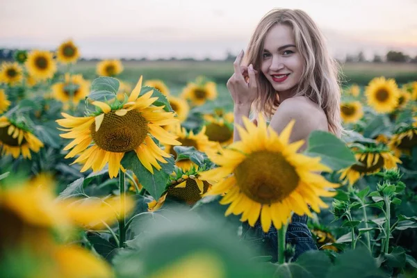 Jung Schlank Mit Lockeren Haaren Einem Sonnenblumenfeld Bei Sonnenuntergang Hochwertiges — Stockfoto