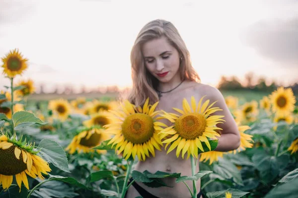 Young Naked Slender Girl Loose Hair Covers Her Body Sunflowers — Stock Photo, Image
