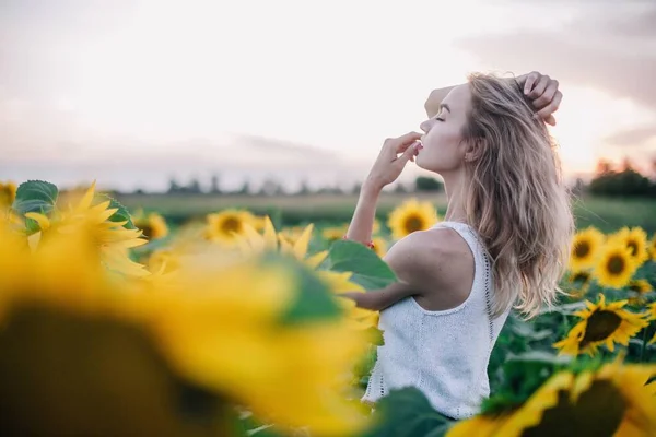 Una Chica Joven Delgada Con Pelo Suelto Una Camiseta Encuentra —  Fotos de Stock