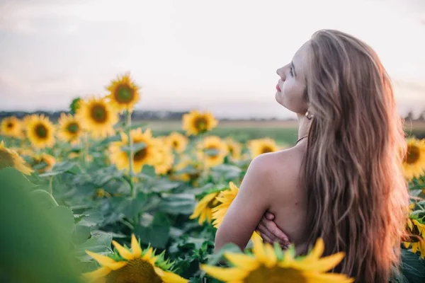 Genç Çıplak Ince Saçlı Bir Kız Gün Batımında Vücudunu Ayçiçekleriyle — Stok fotoğraf