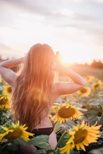 Uma Menina Jovem Nua Delgada Com Cabelo Solto Cobre Seu — Fotografia de Stock