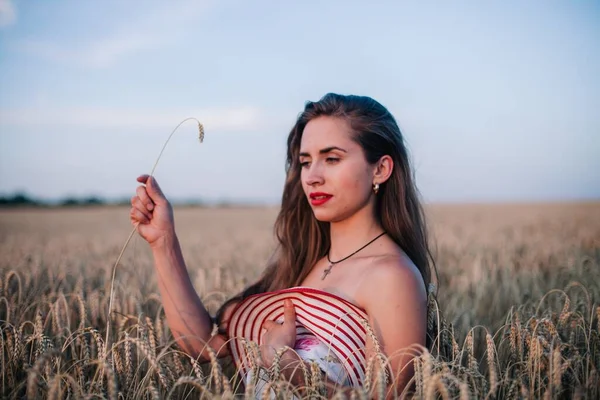 Uma Jovem Magra Calcinha Preta Campo Trigo Cobre Seu Peito — Fotografia de Stock