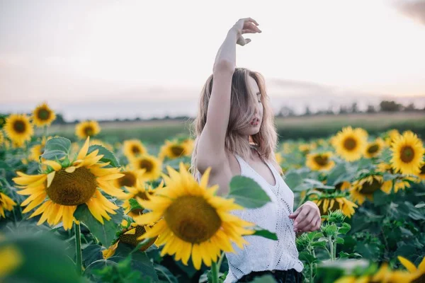 Mladá Štíhlá Dívka Volnými Vlasy Tričku Stojí Při Západu Slunce — Stock fotografie