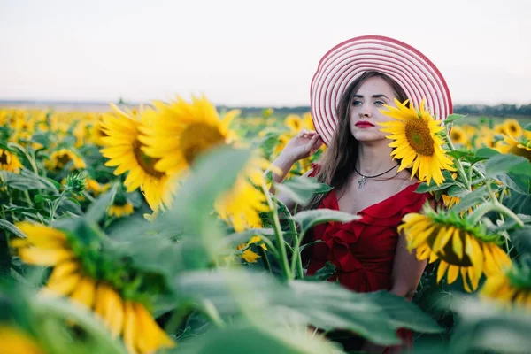 Una Chica Joven Delgada Con Pelo Suelto Vestido Rojo Sombrero — Foto de Stock