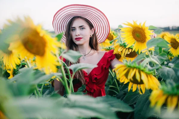 Una Chica Joven Delgada Con Pelo Suelto Vestido Rojo Sombrero — Foto de Stock
