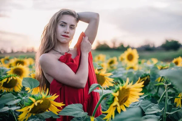 Joven Delgado Con Pelo Suelto Está Cubierto Por Vestido Rojo — Foto de Stock