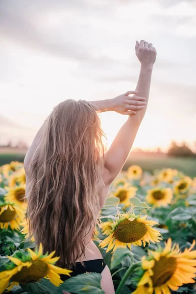 Uma Menina Jovem Nua Delgada Com Cabelo Solto Cobre Seu — Fotografia de Stock