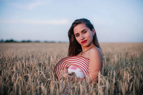 Uma Jovem Magra Calcinha Preta Campo Trigo Cobre Seu Peito — Fotografia de Stock