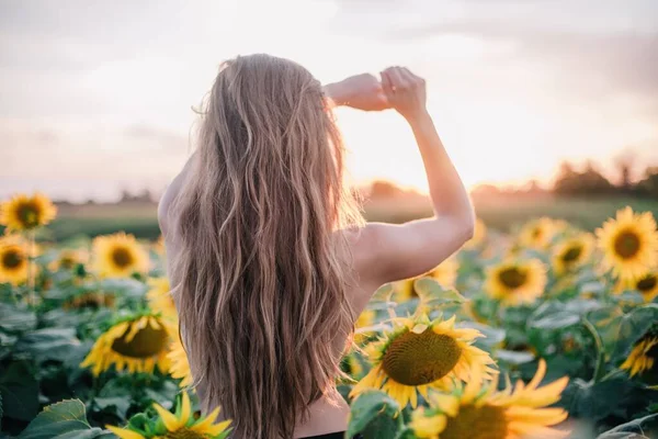 Una Chica Joven Desnuda Delgada Con Pelo Suelto Cubre Cuerpo —  Fotos de Stock