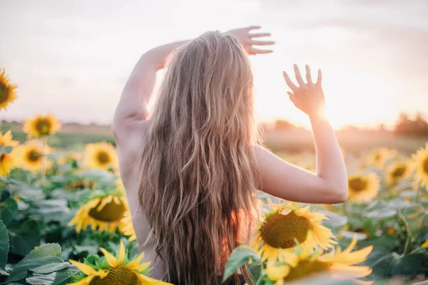 Mladá Nahá Štíhlá Dívka Volnými Vlasy Při Západu Slunce Zakryje — Stock fotografie