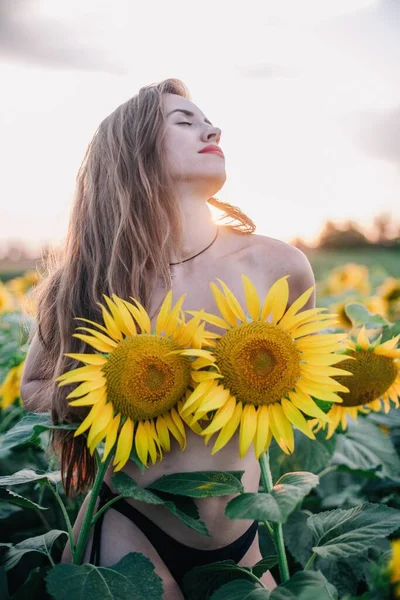 Una Giovane Ragazza Nuda Snella Con Capelli Sciolti Copre Corpo — Foto Stock