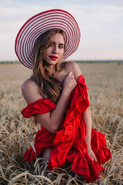Une Jeune Fille Élancée Sexy Dans Une Robe Rouge Vif — Photo