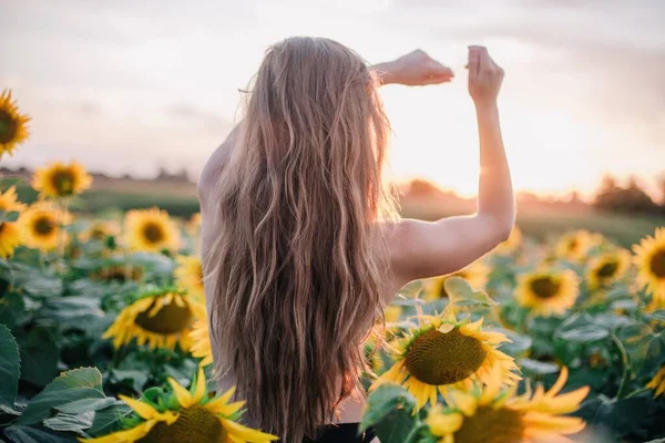 Mladá Nahá Štíhlá Dívka Volnými Vlasy Při Západu Slunce Zakryje — Stock fotografie