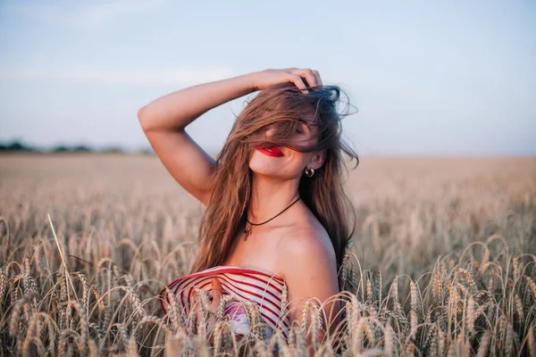 Eine Junge Schlanke Frau Schwarzen Höschen Einem Weizenfeld Bedeckt Ihre — Stockfoto