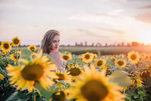 Una Giovane Ragazza Nuda Snella Con Capelli Sciolti Copre Corpo — Foto Stock