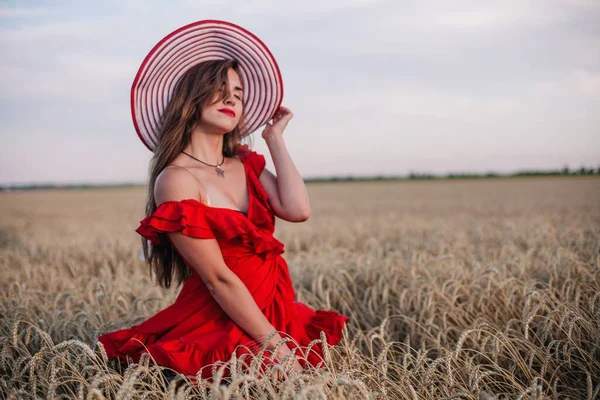 Ένα Νέο Λεπτό Σέξι Κορίτσι Ένα Φωτεινό Κόκκινο Φόρεμα Και — Φωτογραφία Αρχείου
