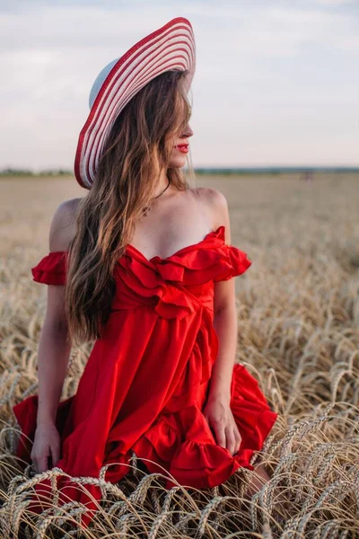 Młoda Smukła Seksowna Dziewczyna Czerwonej Sukience Kapeluszu Stoi Polu Pszenicy — Zdjęcie stockowe