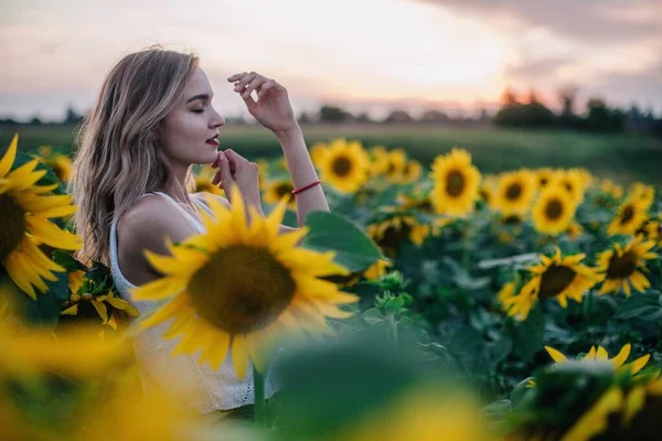 Una Chica Joven Delgada Con Pelo Suelto Una Camiseta Encuentra —  Fotos de Stock