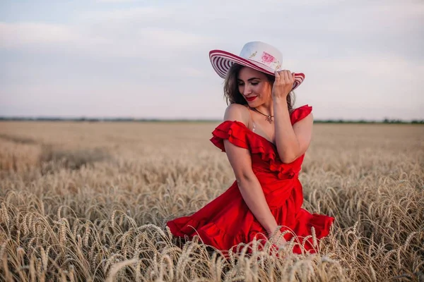 Ένα Νέο Λεπτό Σέξι Κορίτσι Ένα Φωτεινό Κόκκινο Φόρεμα Και — Φωτογραφία Αρχείου