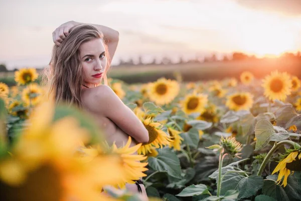 Uma Menina Jovem Nua Delgada Com Cabelo Solto Cobre Seu — Fotografia de Stock