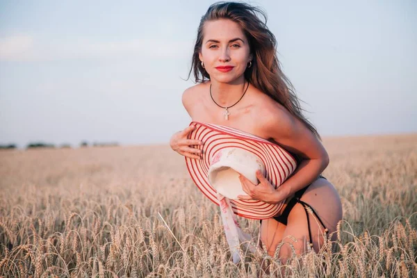 Young Slender Black Panties Field Wheat Covers Her Chest Straw — Stock Photo, Image