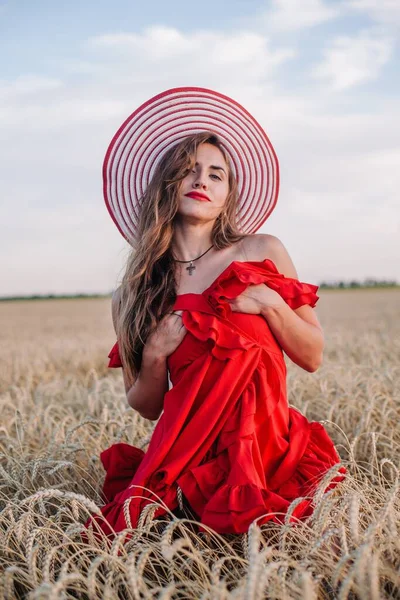 Una Chica Joven Esbelta Sexy Con Vestido Sombrero Color Rojo — Foto de Stock