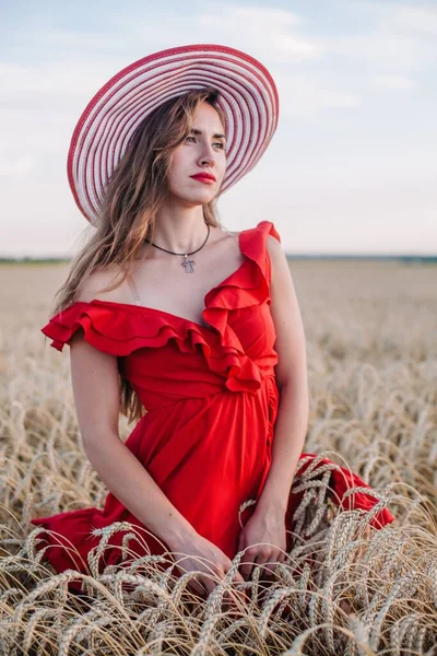 Una Chica Joven Esbelta Sexy Con Vestido Sombrero Color Rojo — Foto de Stock