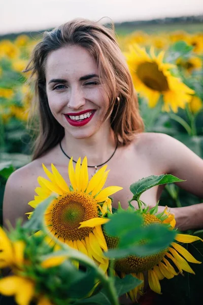 Jeune Mince Aux Cheveux Lâches Cache Derrière Les Tournesols Dans — Photo