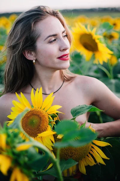 Een Jonge Slanke Met Los Haar Verbergt Zich Achter Zonnebloemen — Stockfoto