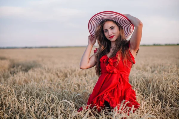 Uma Menina Jovem Delgada Sexy Vestido Vermelho Brilhante Chapéu Fica — Fotografia de Stock
