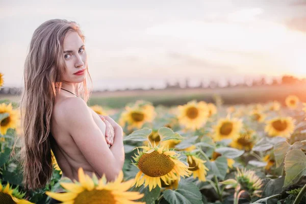 Mladá Nahá Štíhlá Dívka Volnými Vlasy Při Západu Slunce Zakryje — Stock fotografie