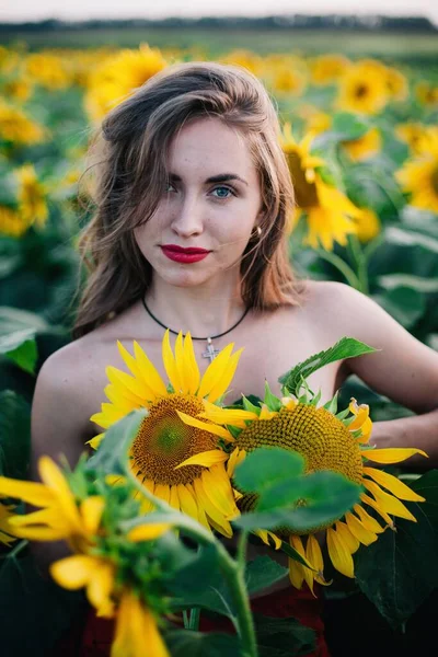 Jeune Mince Aux Cheveux Lâches Cache Derrière Les Tournesols Dans — Photo