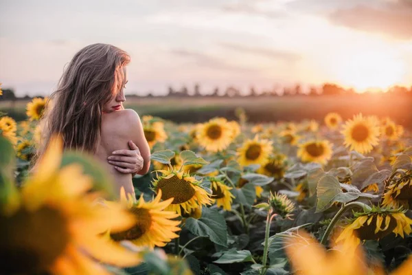 Una Giovane Ragazza Nuda Snella Con Capelli Sciolti Copre Corpo — Foto Stock