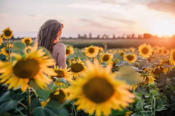 Ein Junges Nacktes Schlankes Mädchen Mit Lockeren Haaren Bedeckt Ihren — Stockfoto