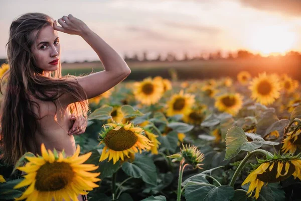 Uma Menina Jovem Nua Delgada Com Cabelo Solto Cobre Seu — Fotografia de Stock