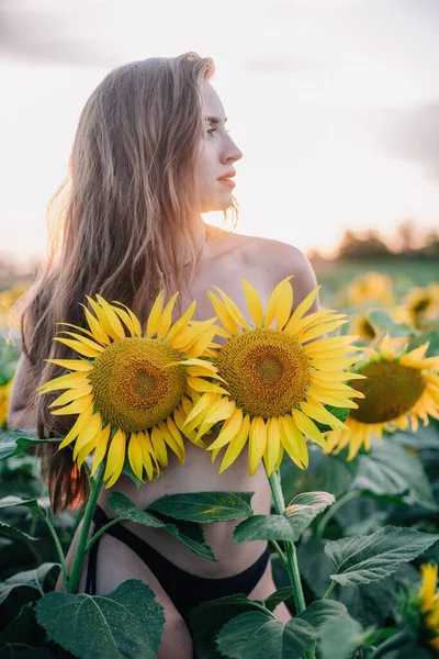 Una Giovane Ragazza Nuda Snella Con Capelli Sciolti Copre Corpo — Foto Stock