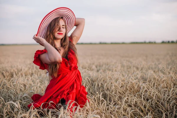 Une Jeune Fille Élancée Sexy Dans Une Robe Rouge Vif — Photo