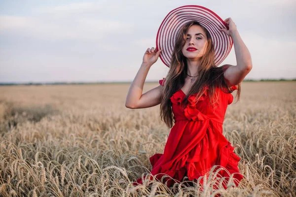 Uma Menina Jovem Delgada Sexy Vestido Vermelho Brilhante Chapéu Fica — Fotografia de Stock