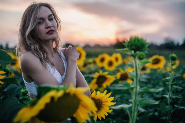 Uma Menina Jovem Delgada Com Cabelo Solto Uma Camiseta Fica — Fotografia de Stock