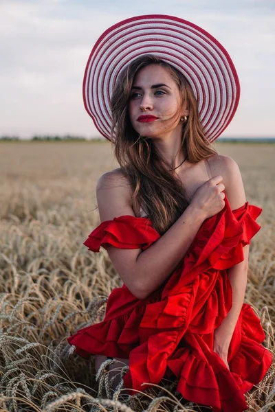 Une Jeune Fille Élancée Sexy Dans Une Robe Rouge Vif — Photo