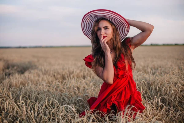 Uma Menina Jovem Delgada Sexy Vestido Vermelho Brilhante Chapéu Fica — Fotografia de Stock