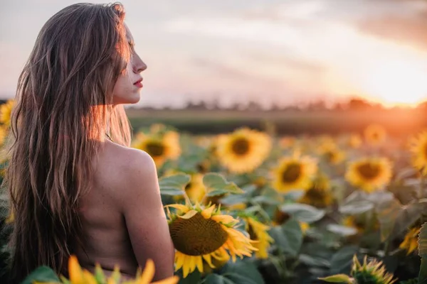 Genç Çıplak Ince Saçlı Bir Kız Gün Batımında Vücudunu Ayçiçekleriyle — Stok fotoğraf