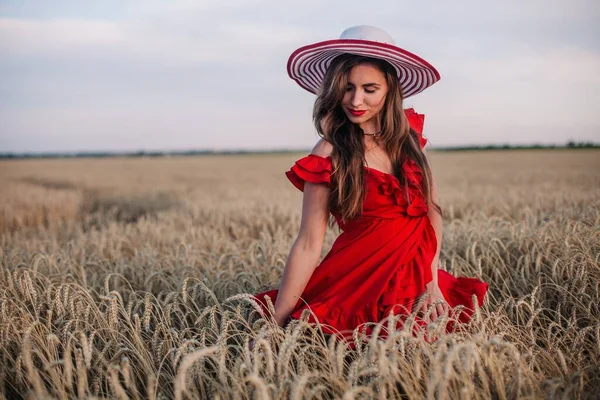 Uma Menina Jovem Delgada Sexy Vestido Vermelho Brilhante Chapéu Fica — Fotografia de Stock