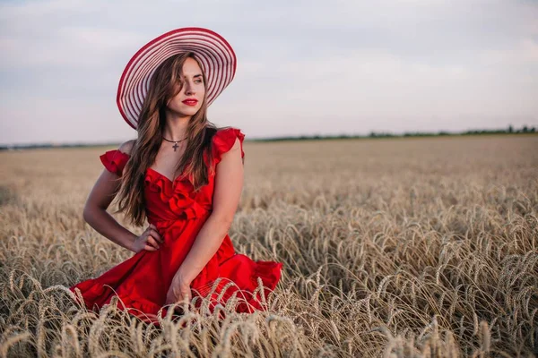 Uma Menina Jovem Delgada Sexy Vestido Vermelho Brilhante Chapéu Fica — Fotografia de Stock