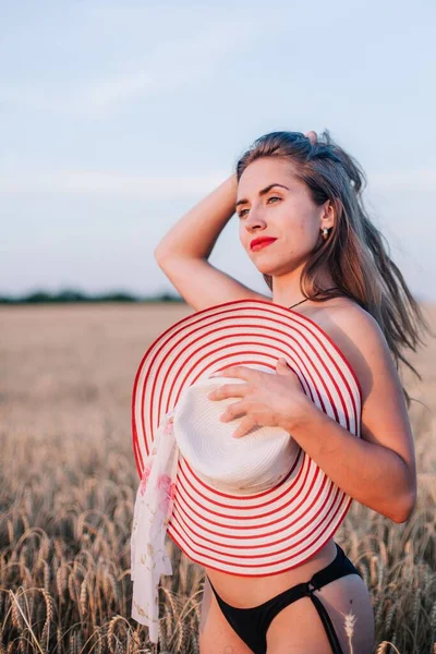 Mladá Štíhlá Černých Kalhotkách Pšeničném Poli Zakryla Hruď Slamákem Kvalitní — Stock fotografie