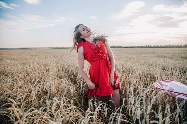 Una Chica Joven Esbelta Sexy Con Vestido Sombrero Color Rojo — Foto de Stock