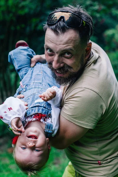 Dad Plays His Little Daughter Beautiful Ukrainian Embroidered Shirt Playground — Stock Photo, Image