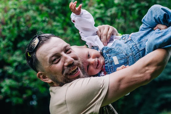 Pai Brinca Com Sua Filhinha Uma Bela Camisa Ucraniana Bordada — Fotografia de Stock